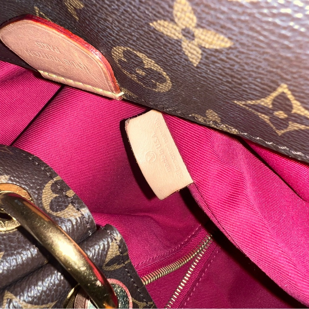 A beautiful LV Graceful M. Purchased at LV NYC. Used maybe a dozen times. Great! - Picture 7 of 7